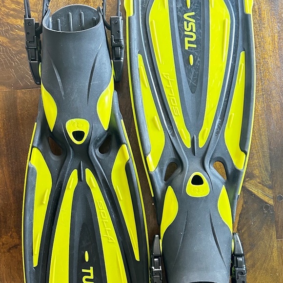 Tusa Solla SF-22 Scuba Fins - Picture 1 of 2